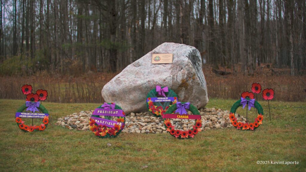 14 Rock with wreaths (2)